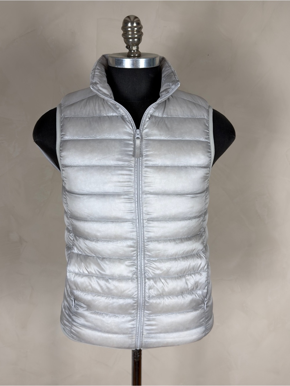 UNIQLO Men’s Ultra Light Down Vest Silver Gray Packable Puffer XS